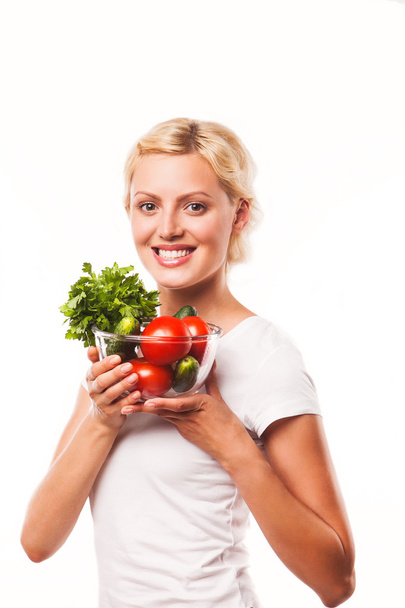 Close up, fêmeas rosto e saladeira com variedade de vegetais crus frescos, comer alimentos
 - Foto, Imagem