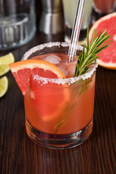 Pink Paloma is a great grapefruit and tequila cocktail recipe for any party. - Foto, Bild