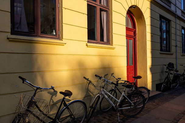 Copenhague, Dinamarca Una fachada de casa de color amarillo brillante en el distrito de Vesterbo - Foto, imagen