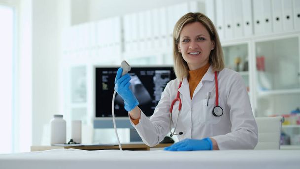 Doktorka drží ultrazvukovou sondu na klinice. Časná diagnóza těhotenství ultrazvukové vyšetření koncept - Fotografie, Obrázek