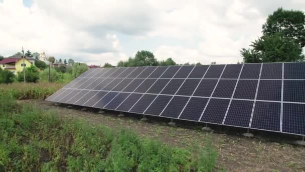 Экология солнечных электростанций панелей в полях. Концепция зеленой энергетики, электротехнических инноваций. - Кадры, видео