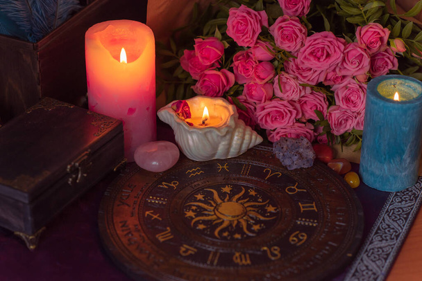 Astrología y concepto esotérico. Altar con signos del zodiaco algunas cosas para horóscopo, velas y atmósfera mística - Foto, Imagen