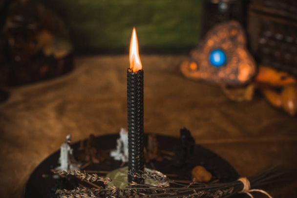 Energie heling, reiki sessie rite met kaarsen, spirituele oefening. Wicca magie, nieuwe wereld, alternatieve geneeskunde van de toekomst - Foto, afbeelding