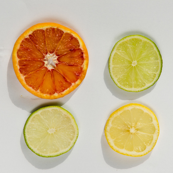 naranja, limón, rodajas de lima
 - Foto, imagen