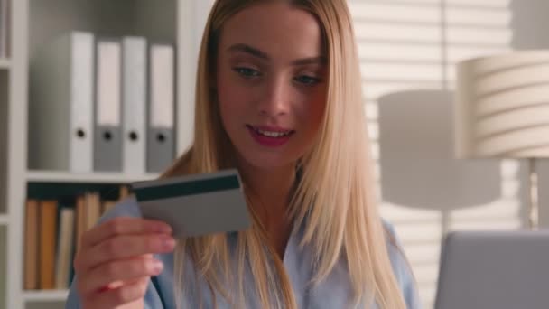 Καυκάσια ευτυχής χαμογελαστή γυναίκα πληρώνουν online ψώνια με φορητό υπολογιστή και πιστωτική κάρτα ικανοποιημένη επιχειρηματίας κορίτσι που αγοράζουν στο ηλεκτρονικό κατάστημα θηλυκό πελάτη αγοράζουν στο διαδίκτυο app κατάστημα επιτυχημένη πληρωμή - Πλάνα, βίντεο