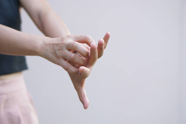Asian woman having itchy hands - Foto, Imagem