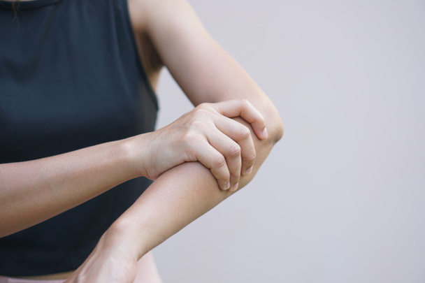 Az ázsiai nőknek izomgyengeségük és zsibbadásuk van a karjaikban.. - Fotó, kép