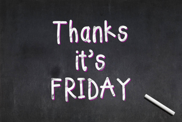 Tableau noir avec la citation "Merci c'est vendredi" écrite au milieu. - Photo, image