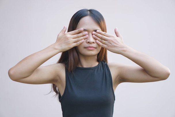 Asiatique femme a mal aux yeux - Photo, image