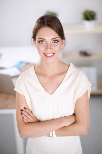 Attractive businesswoman with her arms crossed  standing in office - Φωτογραφία, εικόνα