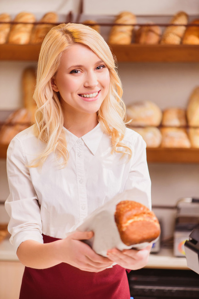 Beautiful young woman in a bakery - Φωτογραφία, εικόνα