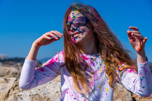 Menina europeia jovem celebrando festival sagrado em um fundo céu azul. Foto de alta qualidade - Foto, Imagem
