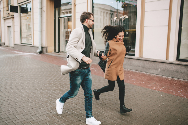 Young fashionable couple walks the city streets in winter - Valokuva, kuva