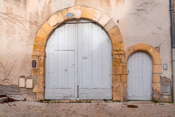 Old and beautiful ornate door, classic architectural detail. - Valokuva, kuva