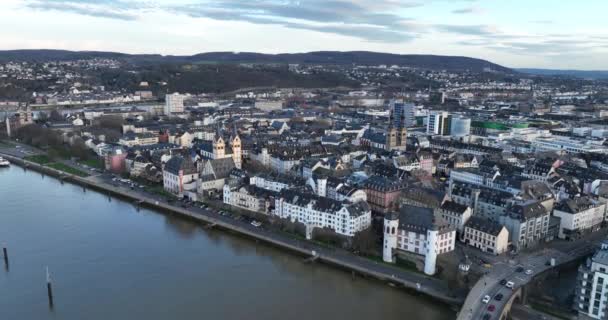 Tanúi lehetünk Koblenzs régi városának teljes dicsőségében, ahogy egy légi drón videó rögzíti lenyűgöző építészetét és festői környezetét.. - Felvétel, videó