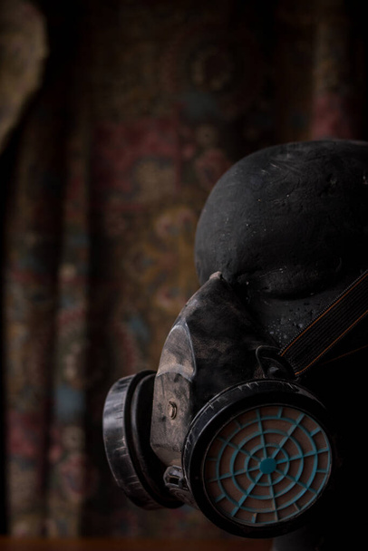 Antigas mask on black manikin head - Фото, зображення