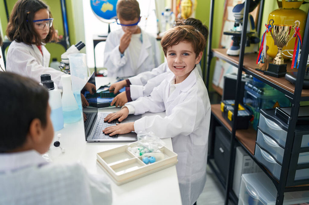 Gyerekek csoportja tudósok diákok laptopot a laboratóriumi osztályteremben - Fotó, kép