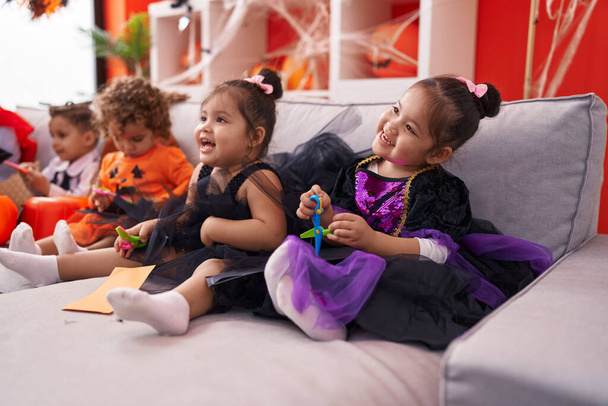 Otthon halloween jelmezvágó papírt viselő gyerekek csoportja - Fotó, kép