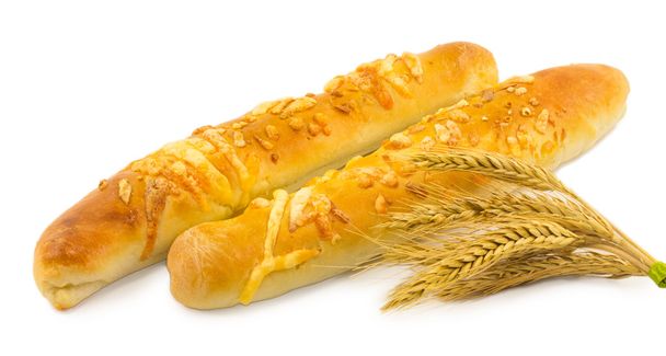 Pan con un manojo de espigas de trigo aisladas sobre fondo blanco
 - Foto, Imagen