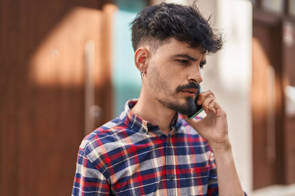 Mladý hispánec mluví na smartphonu na ulici - Fotografie, Obrázek