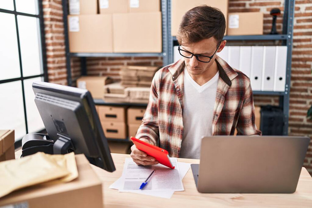 Joven hombre comercio electrónico trabajador de negocios utilizando el ordenador portátil y touchpad de trabajo en la oficina - Foto, imagen