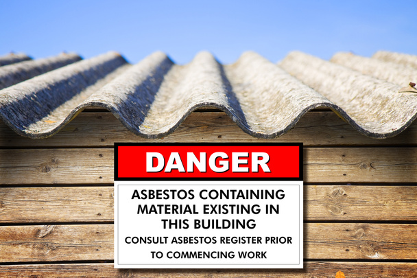 Old aged dangerous asbestos roof - concept with placard indicating danger - Foto, Bild