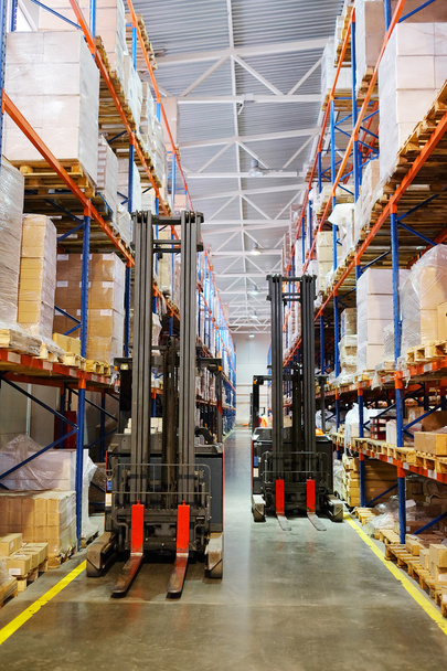 Image of shelves in the warehouse - 写真・画像