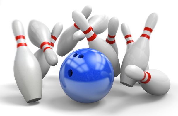 Blauwe bal met het raken van een perfecte staking op tien-pins bowling - Foto, afbeelding