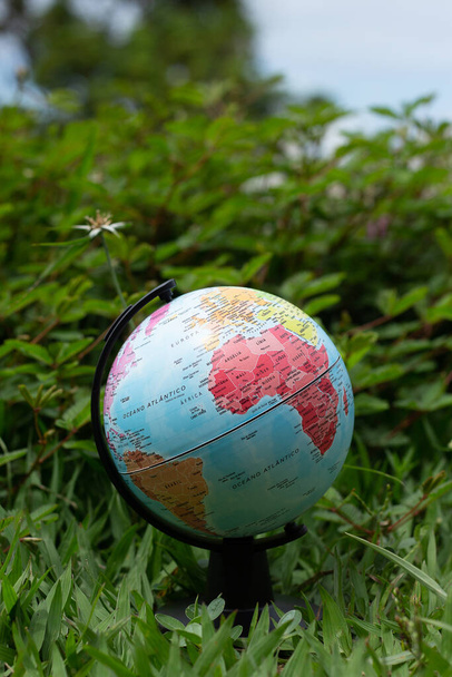 aarde globe op een groene gras achtergrond - Foto, afbeelding
