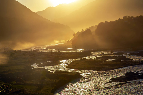 Sluneční světlo v horách na pozadí horské řeky v Gruzii. - Fotografie, Obrázek