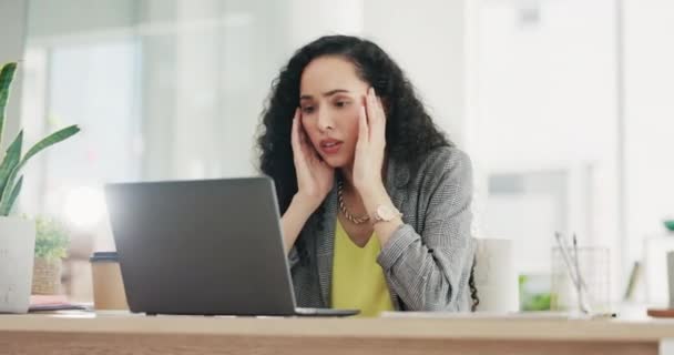 Біда, стрес і ділова жінка на ноутбуці з 404 глюком, вигоранням і головним болем на офісному столі. Психічне здоров'я, корпоративний та жіночий працівник, що працює на комп'ютері з розчарованими, депресією та тривожністю
. - Кадри, відео