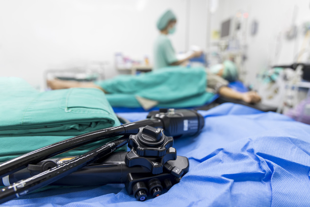 Lääketieteellinen kolonoskopia tai gastroskopia instrumentti leikkauspöydälle leikkaussalissa sairaalassa.Endoskooppinen tekniikka syövän seulontaan sumealla taustalla ja tilalla.Lääketieteellinen laite kirurgille. - Valokuva, kuva