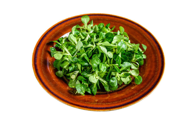 A salada de milho verde fresca parte em uma chapa rústica. Isolado sobre fundo branco - Foto, Imagem