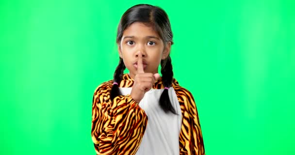 Geheim, groen scherm en gezicht van een kind in de studio met haar vinger op haar lip voor een rustig gebaar. Whisper emoji en portret van jong meisje kind met stilte of stille hand teken op chroma key achtergrond. - Video