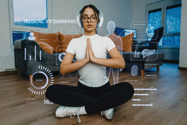 Une femme utilisant un smartphone tout en faisant divers exercices à la maison, entourée d'hologrammes affichant son état de santé. Convergence des technologies et exercice à domicile, soulignant l'importance - Photo, image