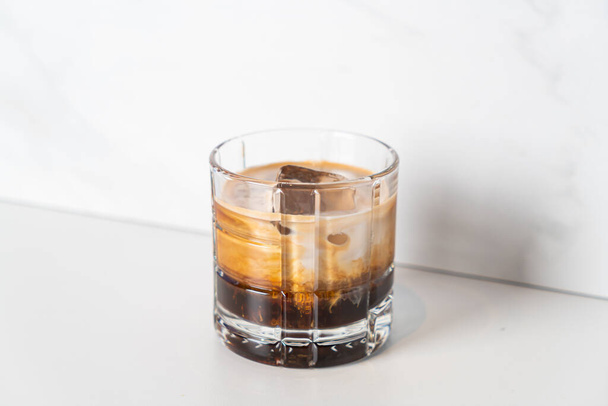 White russian coffee - trendy alcoholic drink with vodka, coffee liqueur, cream and ice, - Foto, Imagen