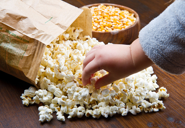 Hands of children eating popcorn - Foto, immagini