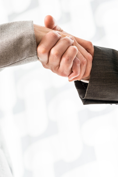 Концептуальные бизнесмены пожимают руку знаком
 - Фото, изображение