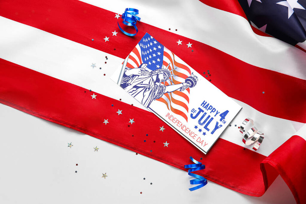 Karta okolicznościowa na Dzień Niepodległości i flaga USA na szarym tle - Zdjęcie, obraz