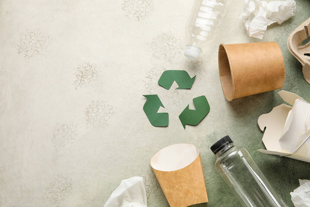 Recyklační značka s odpadky na pozadí grunge - Fotografie, Obrázek
