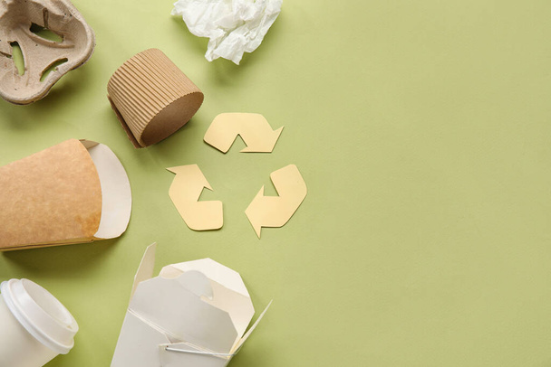 Recyklační značka s odpadky na zeleném pozadí - Fotografie, Obrázek