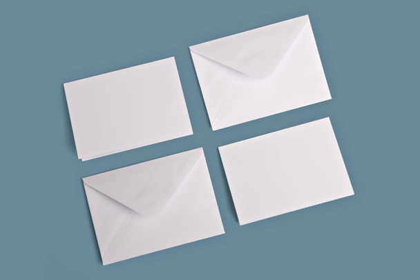 Tarjetas blancas en blanco con plantilla de maqueta de sobre - Foto, Imagen
