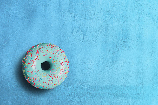 3D pink donut isolate on blue BG - Фото, зображення