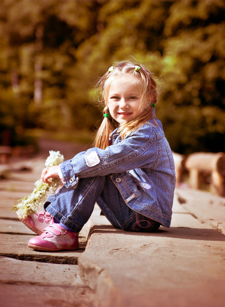 Little girl in wreath of flowers - Fotografie, Obrázek