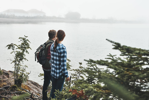 Permita-se sentir uma profunda sensação de calma. um jovem casal explorando a natureza juntos - Foto, Imagem