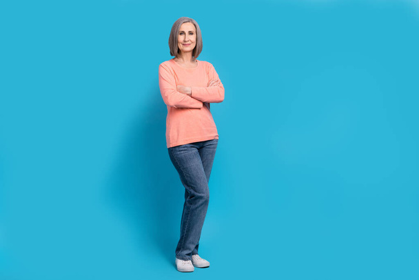 Full body cadre of successful entrepreneur senior woman model wear stylish apparel crossed hands ceo director isolated on blue color background. - Photo, image