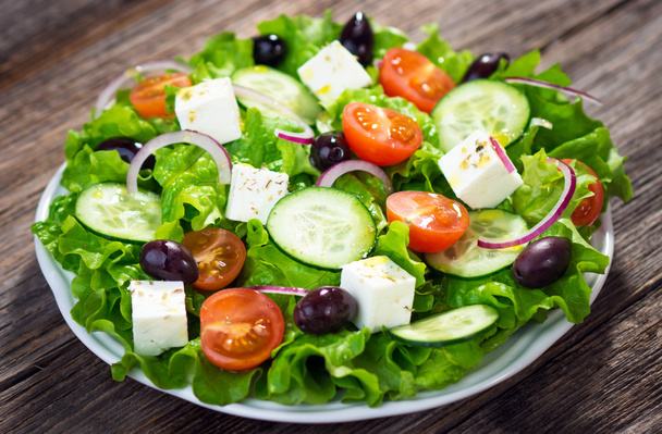 Грецький салат з сиром фета. - Фото, зображення