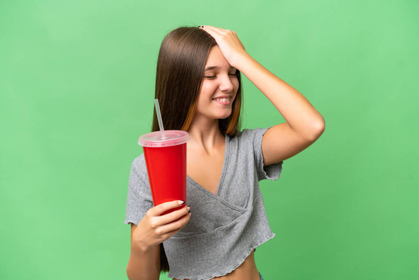 Kafkasyalı genç bir kızın izole edilmiş arka planda soda tutması bir şeyi fark etti ve çözüme niyetlendi. - Fotoğraf, Görsel