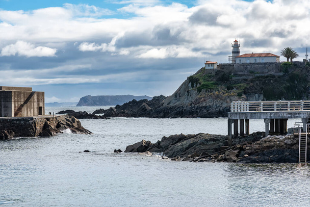 Faro en la entrada del puerto del pintoresco y turístico pueblo de Cudillero, Asturias - Foto, Imagen