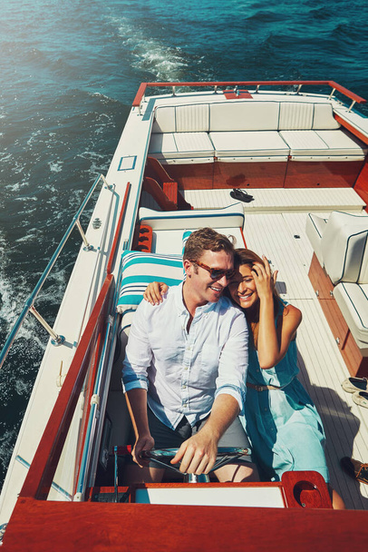 От приключений. Высокий угол съемки любящей молодой пары, плывущей по открытым морям на своей яхте - Фото, изображение